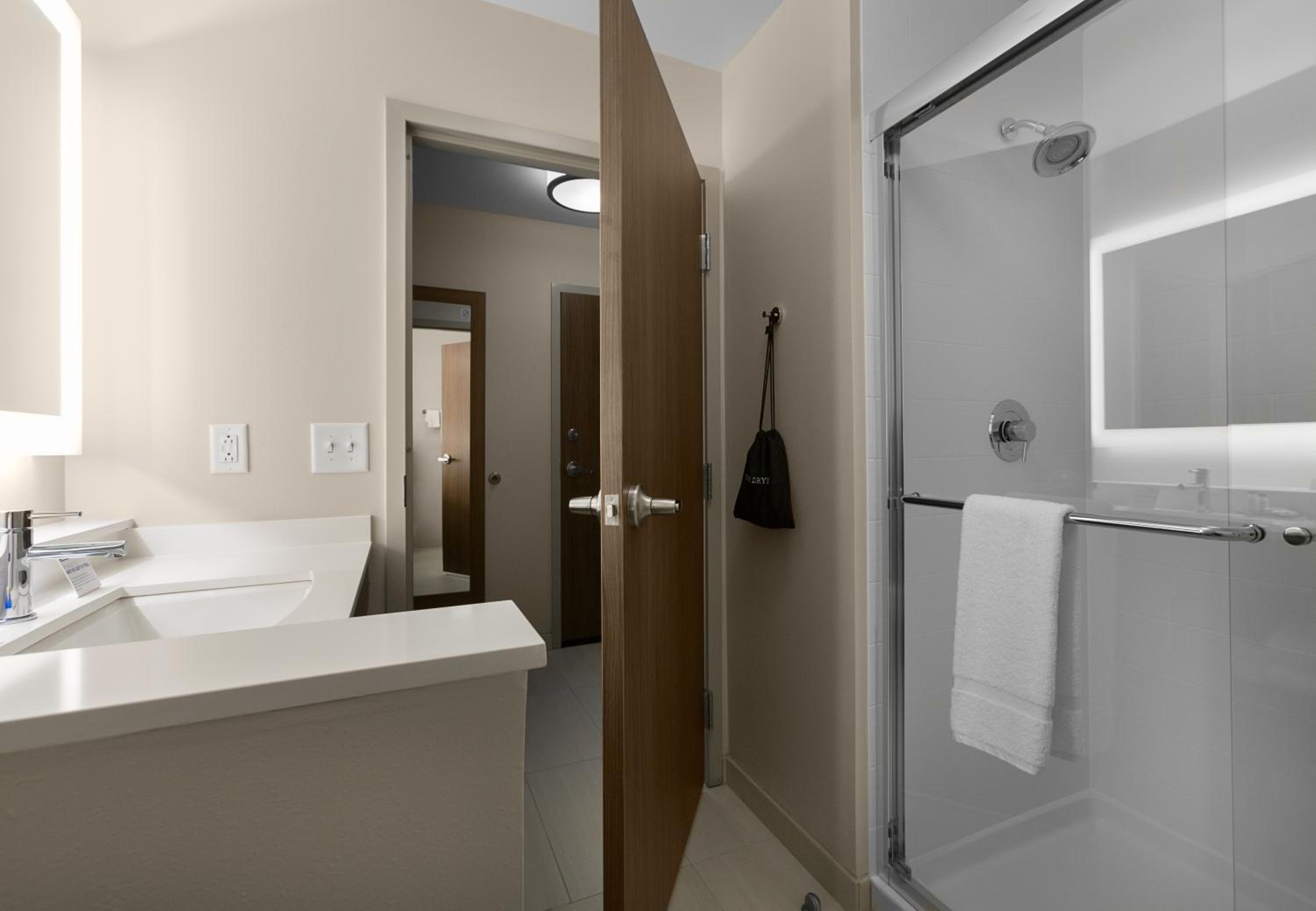holiday inn express and suites fayetteville south an ihg hotel