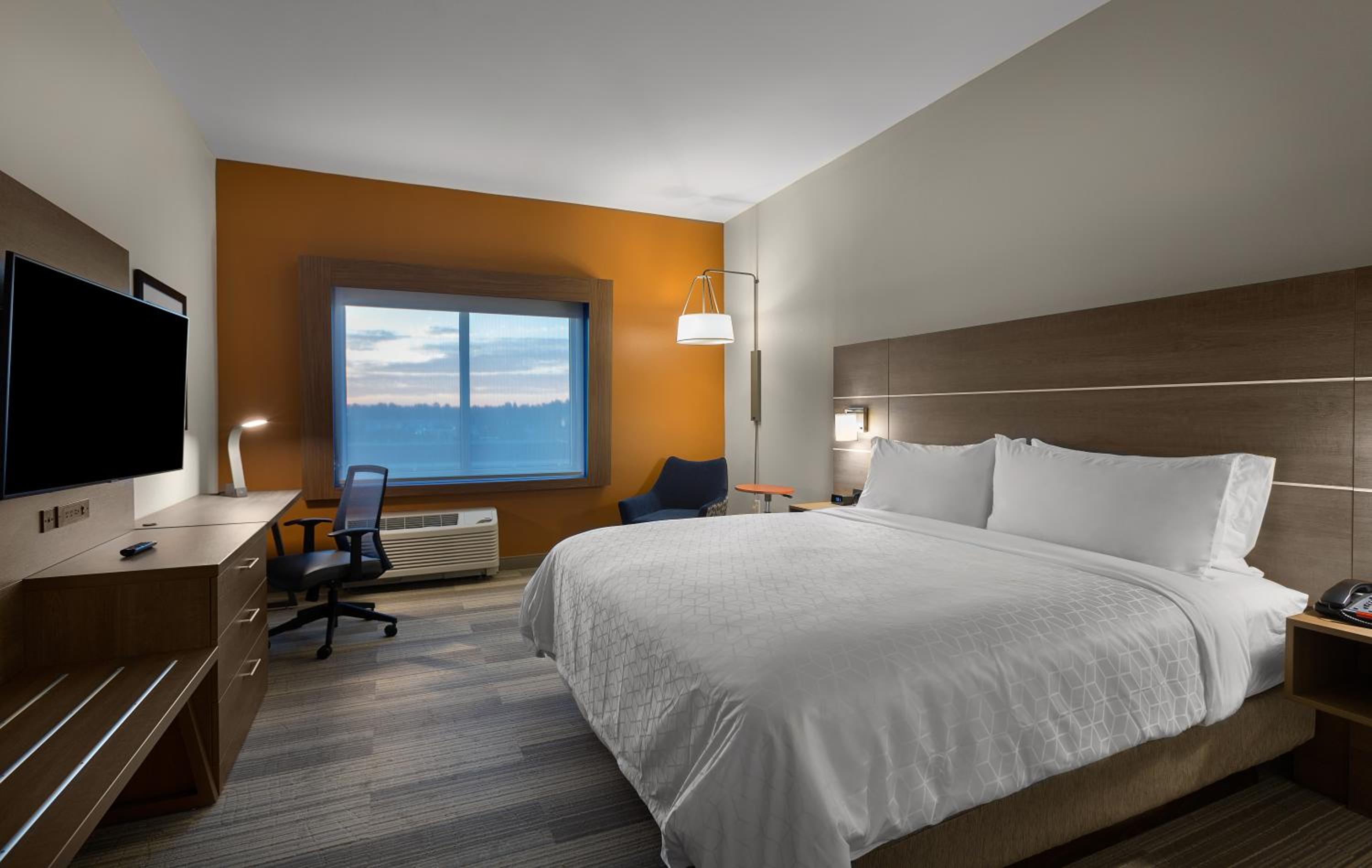 holiday inn express and suites fayetteville south an ihg hotel