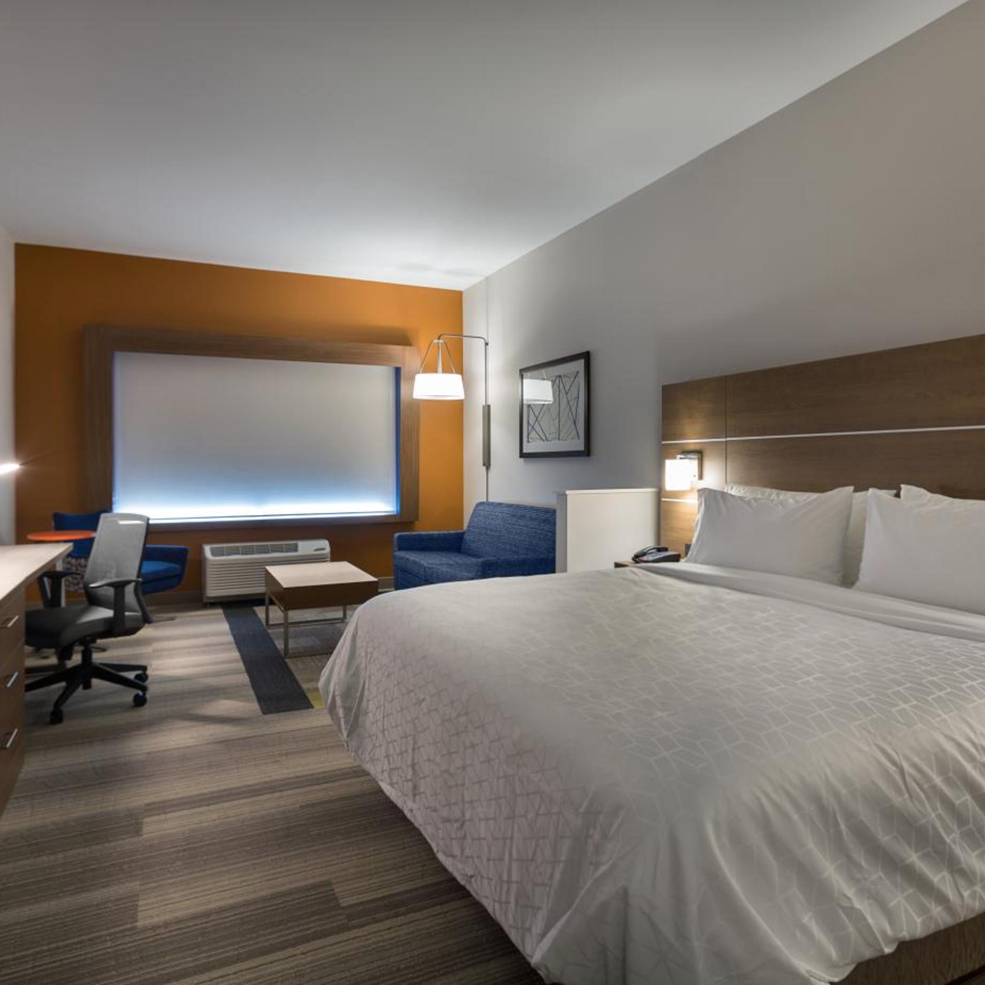 holiday inn express and suites fayetteville south an ihg hotel