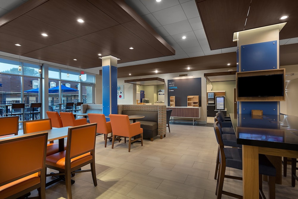 holiday inn express and suites fayetteville south an ihg hotel
