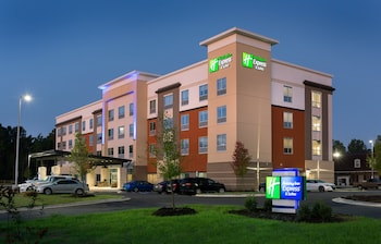 Holiday Inn Express And Suites Fayetteville South, An Ihg Hotel,North Carolina>>Fayetteville,2.5 star