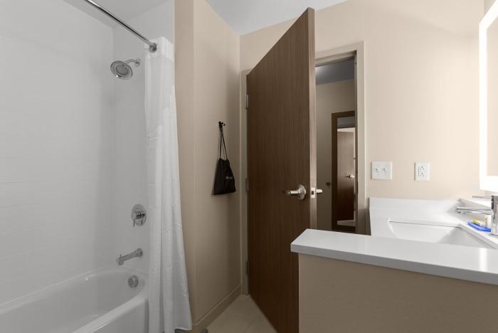 holiday inn express and suites fayetteville south an ihg hotel