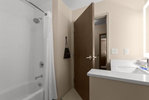 holiday inn express and suites fayetteville south an ihg hotel