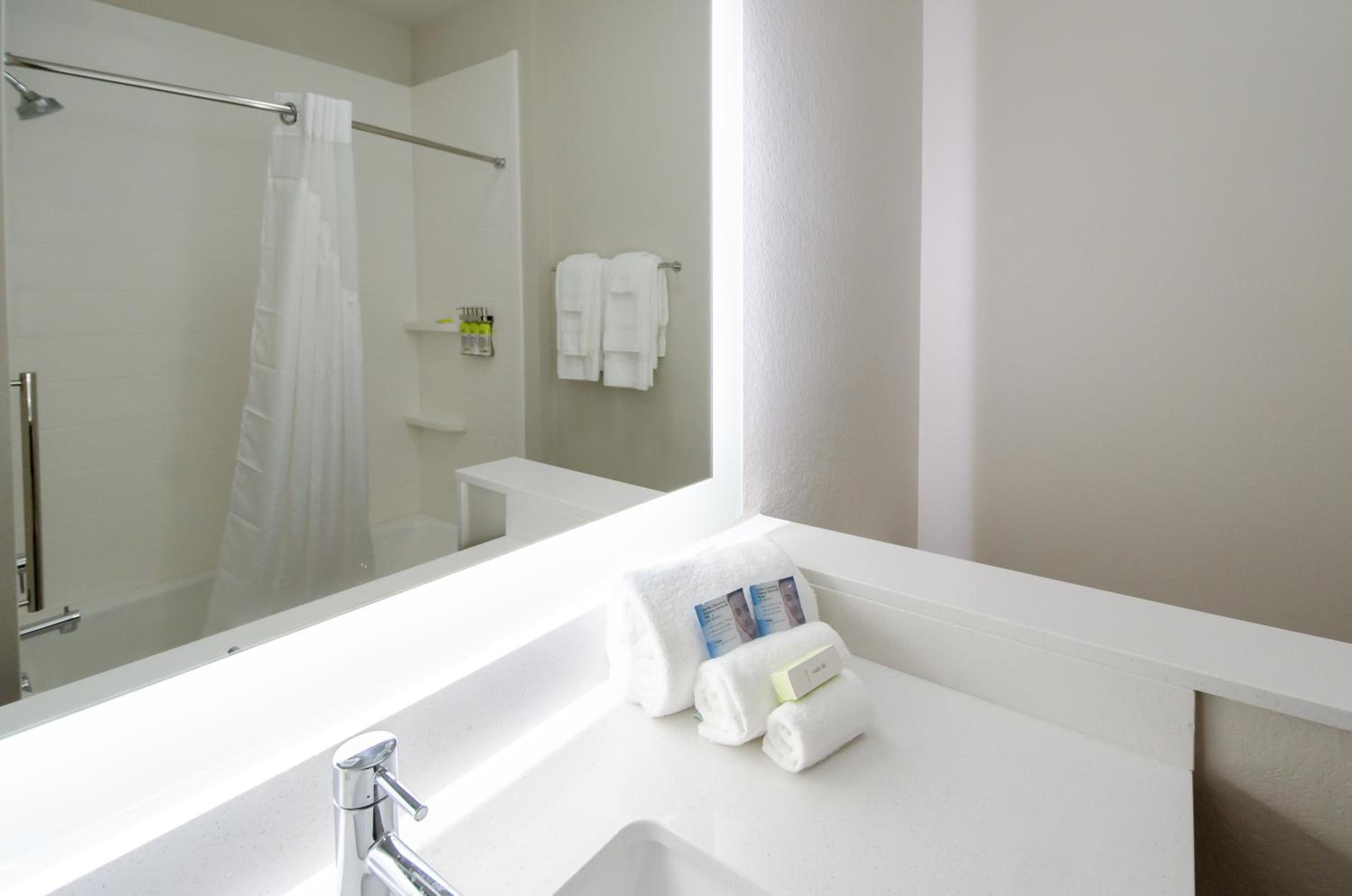 holiday inn express and suites taylor an ihg hotel
