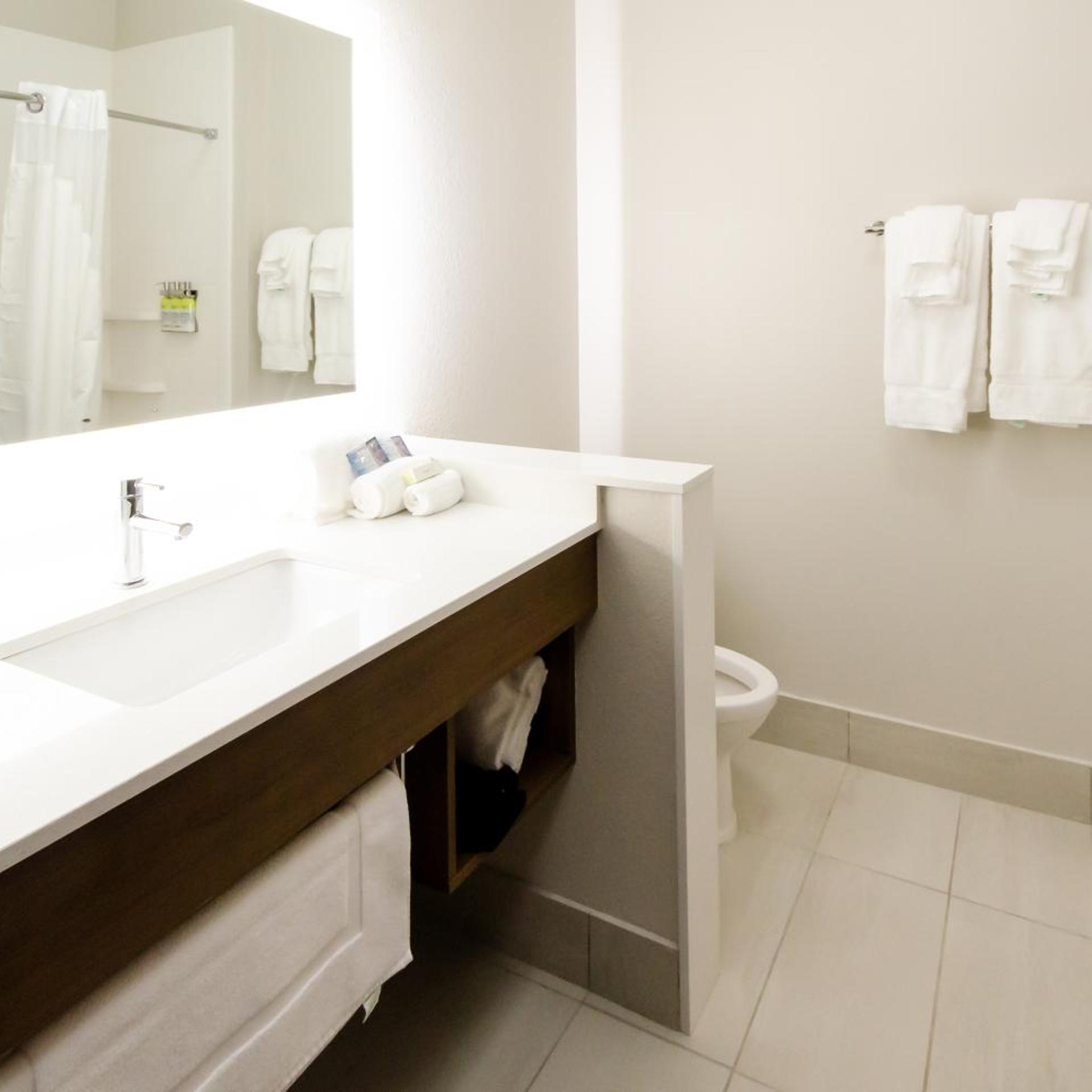 holiday inn express and suites taylor an ihg hotel