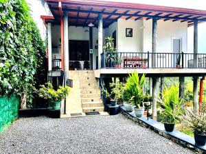 poomaz peace palace ella