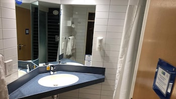 Holiday Inn Express Glenrothes By Ihg,Fife>>Edinburgh,3 star