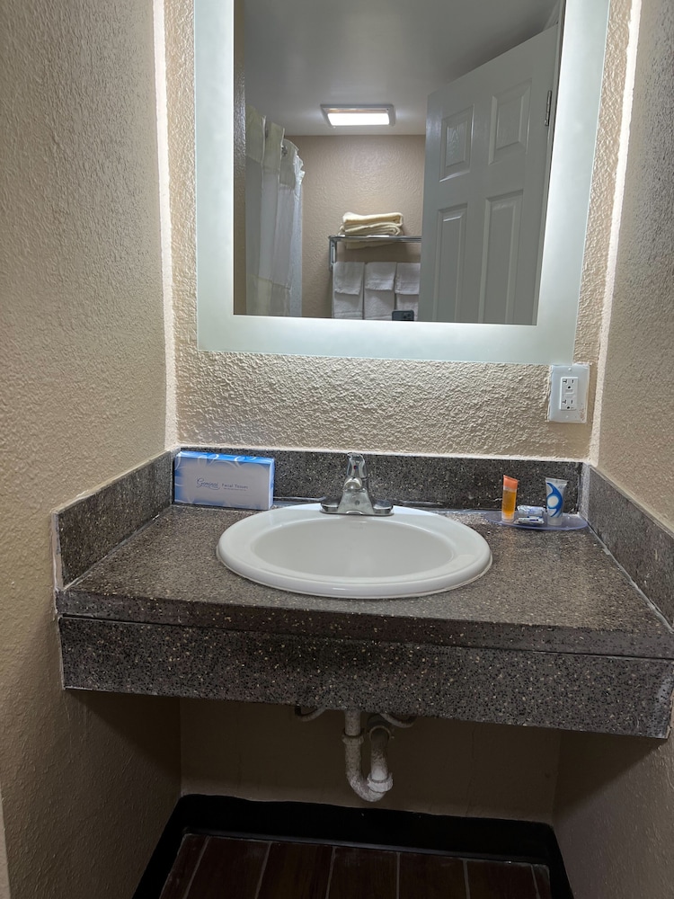 Super 8 By Wyndham Newport News,Norfolk>>Newport News,2 star