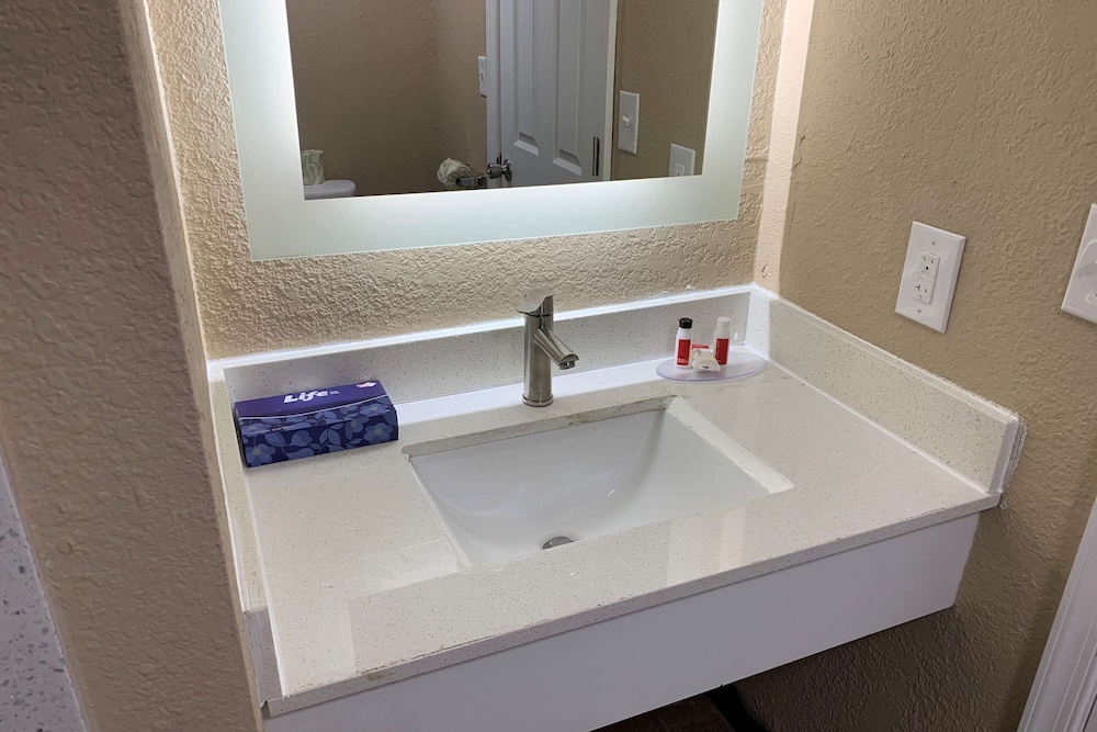 Super 8 By Wyndham Newport News,Norfolk>>Newport News,2 star