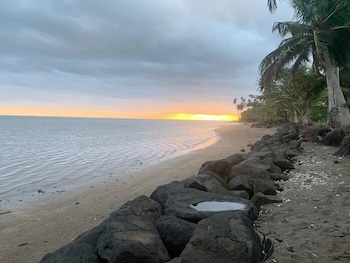 sina pj beach fales and surf