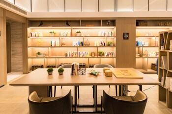 atour hotel airport century park qingdao