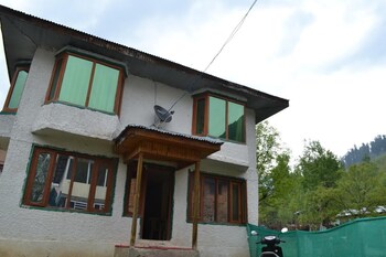 rising moon guest house