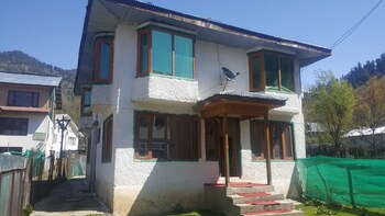 rising moon guest house