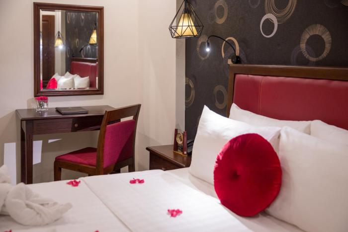 holiday emerald hotel
