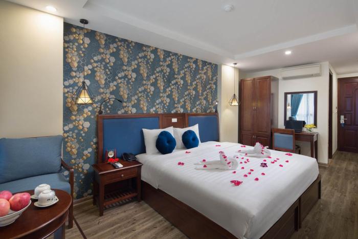 holiday emerald hotel