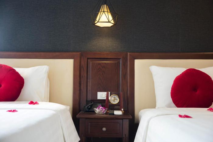 holiday emerald hotel
