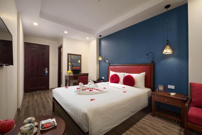 holiday emerald hotel