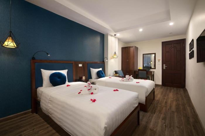 holiday emerald hotel