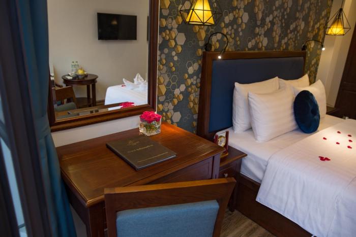 holiday emerald hotel