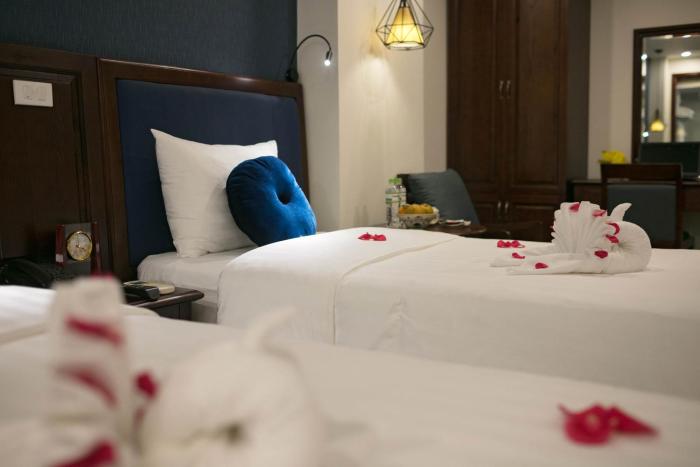 holiday emerald hotel
