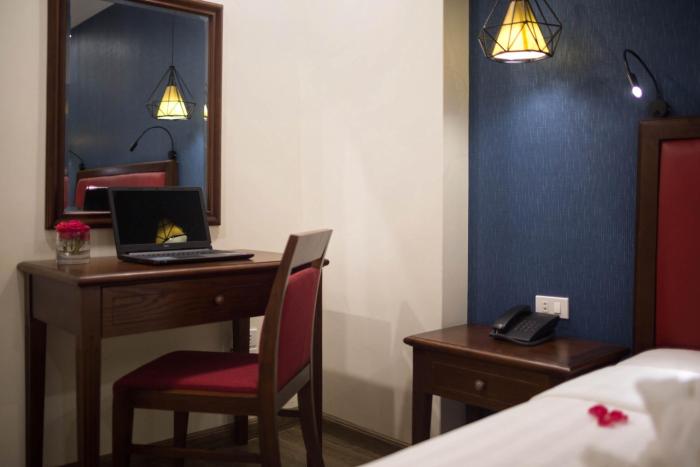holiday emerald hotel