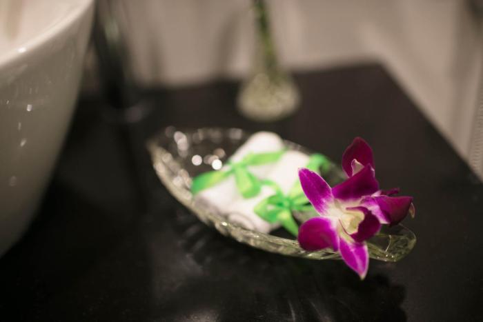 holiday emerald hotel