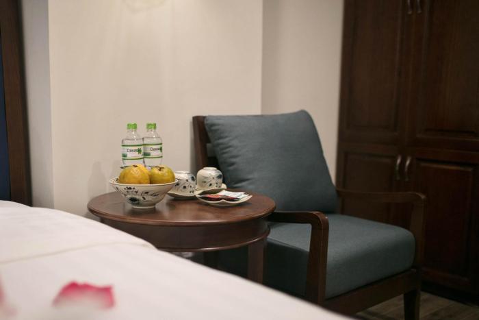 holiday emerald hotel