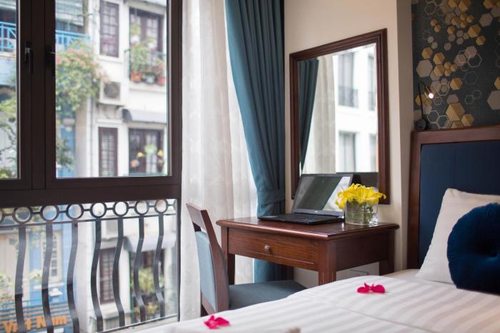 holiday emerald hotel