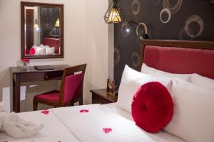 holiday emerald hotel