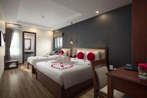 holiday emerald hotel