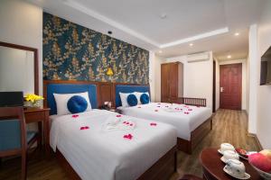 holiday emerald hotel