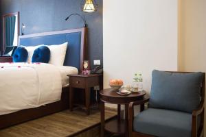 holiday emerald hotel
