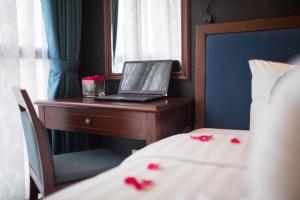 holiday emerald hotel