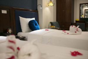 holiday emerald hotel