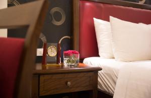 holiday emerald hotel
