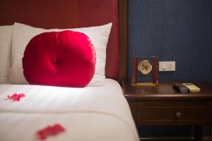 holiday emerald hotel