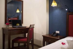 holiday emerald hotel