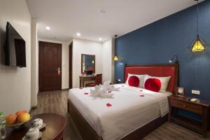 holiday emerald hotel