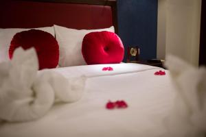 holiday emerald hotel