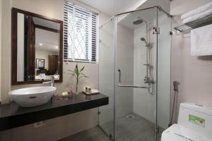 holiday emerald hotel