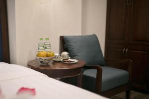 holiday emerald hotel