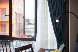 holiday emerald hotel