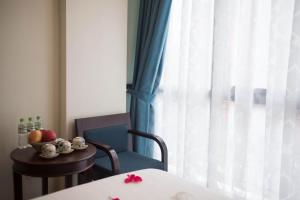 holiday emerald hotel