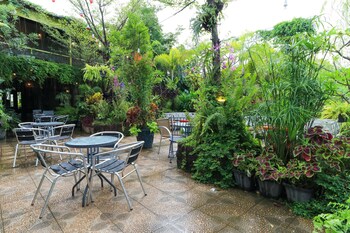 labuana homestay and cafe garden
