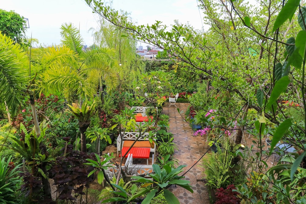 labuana homestay and cafe garden