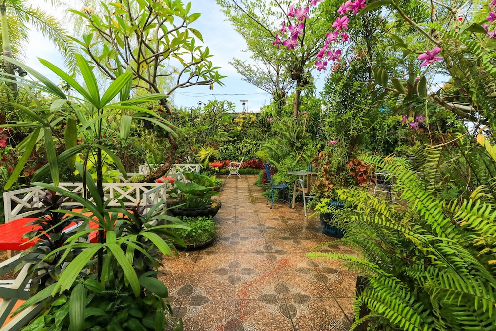 labuana homestay and cafe garden