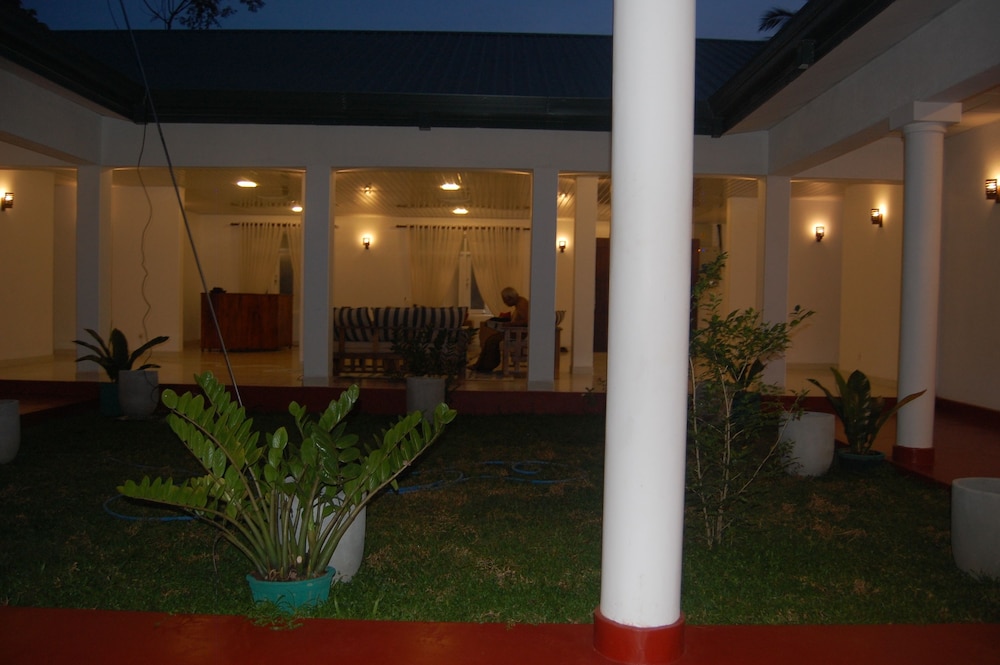 siloonaa garden villa