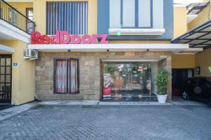 reddoorz syariah near marvell city mall 2