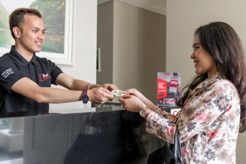 reddoorz near taman palem