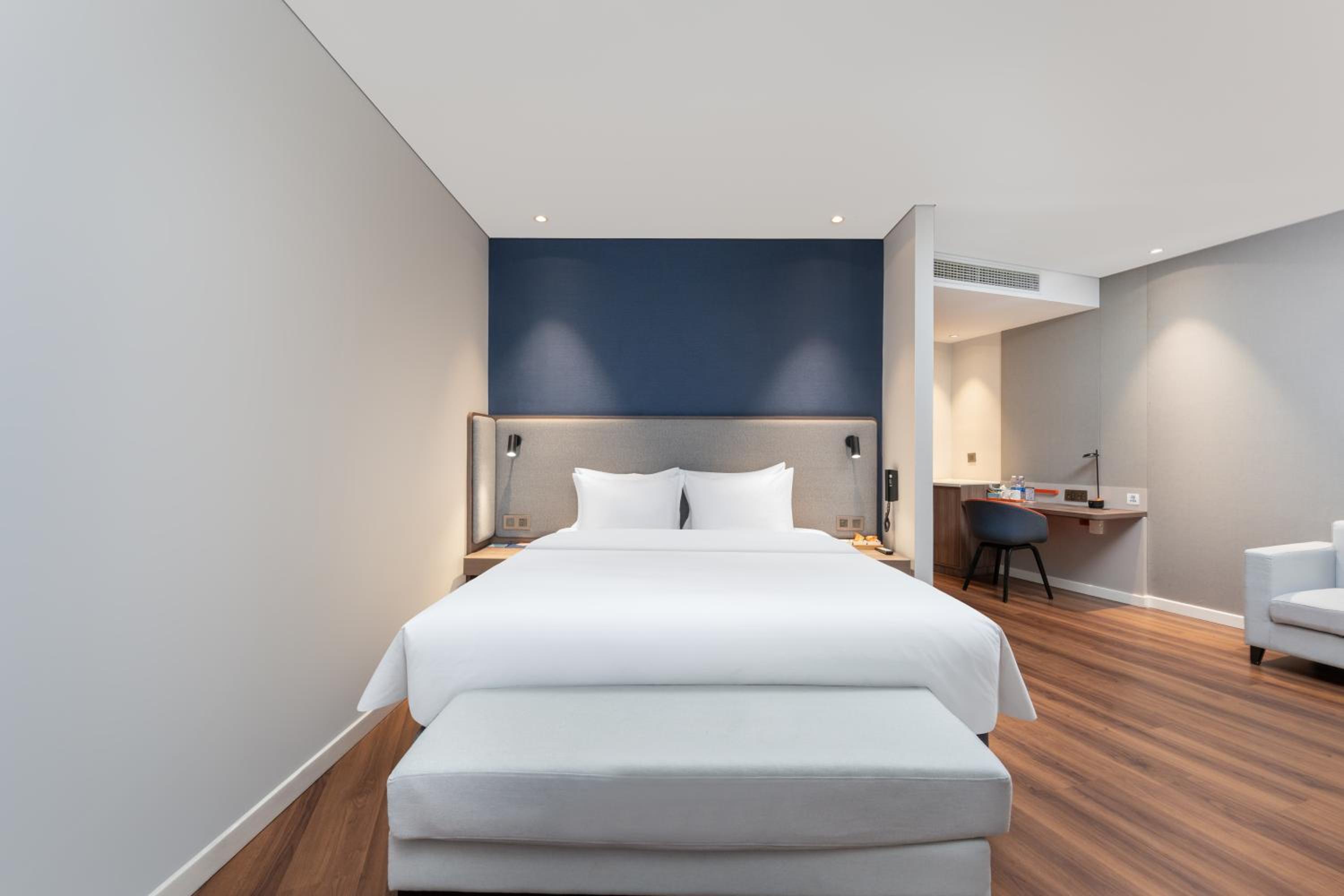 holiday inn express yichang riverside an ihg hotel
